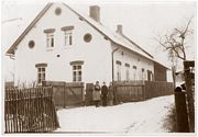 Aufnahme ca. 1950. Fred und seine Zwillingsschwester Irma mit Mutter Babette. Sie war verheiratet mit Josem Blobner, dem Knecht von Fam. Gollner.